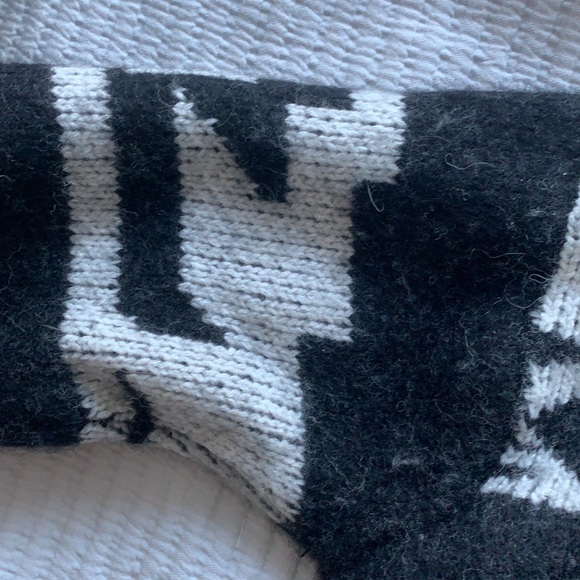 Gorgeous Elle Sasson Sweater - Picture 12 of 12